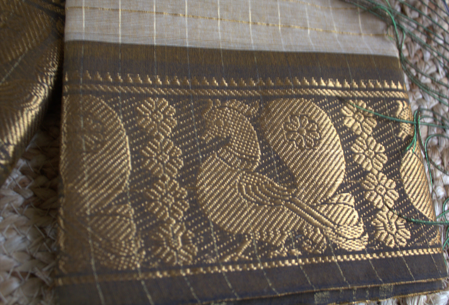 Madhurai sungudi Beige color saree with zari border (without blouse)