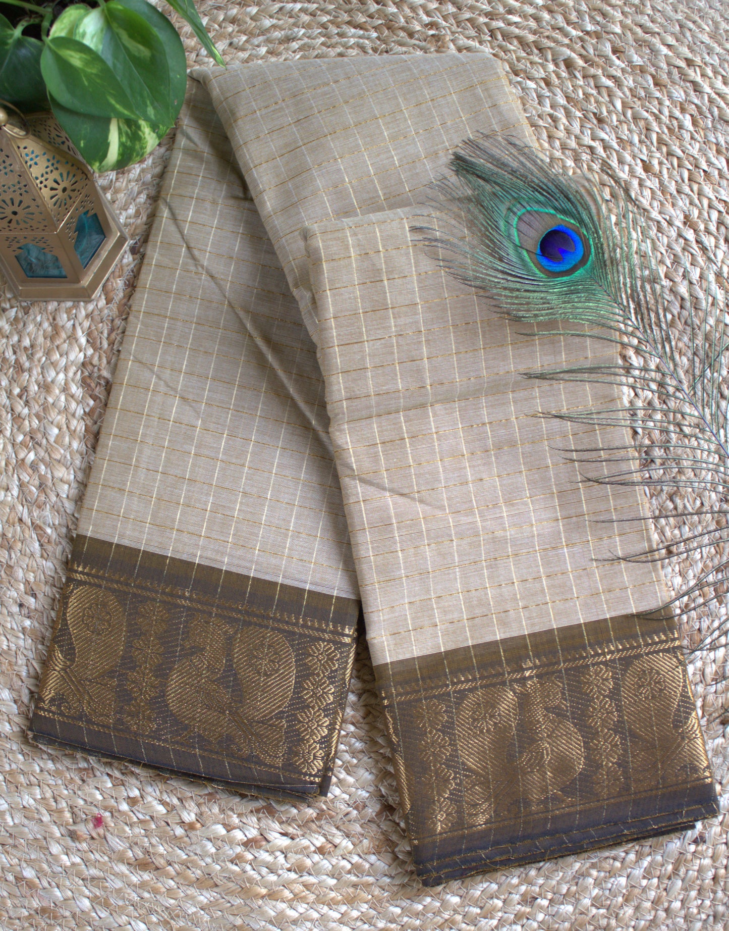 Madhurai sungudi Beige color saree with zari border (without blouse)