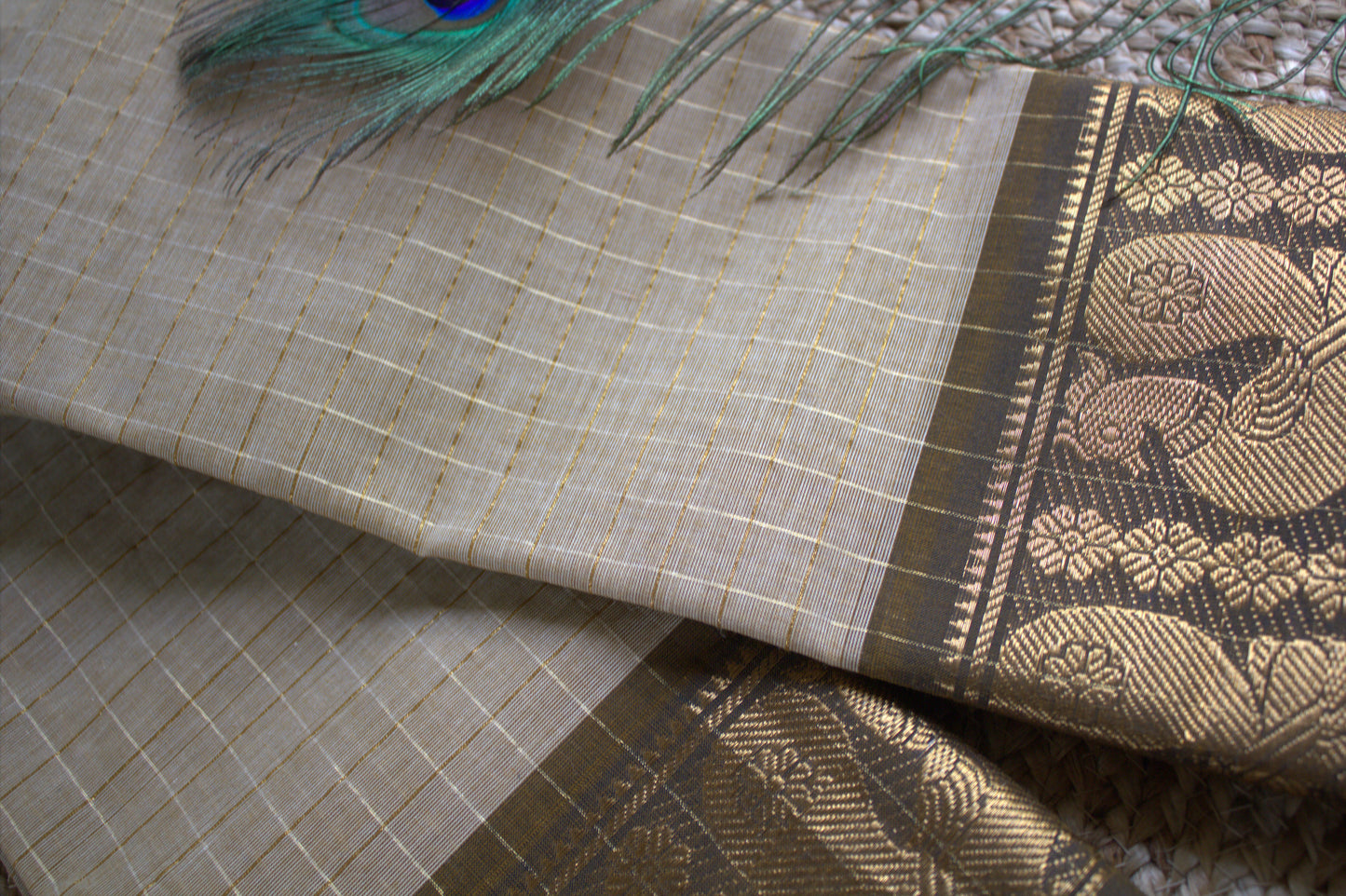 Madhurai sungudi Beige color saree with zari border (without blouse)